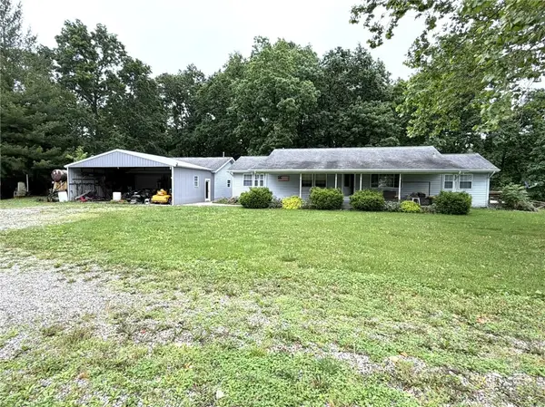 12196 N 900th Street, Effingham, IL 62401