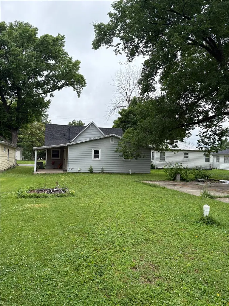 1012 N Walnut Street, Saint Elmo, IL 62458 - #2