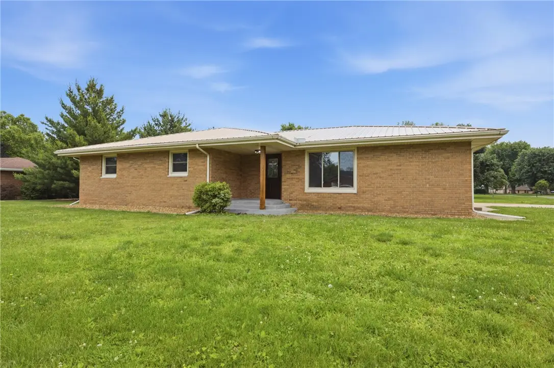 101 E Pine Drive, Effingham, IL 62401 - #1