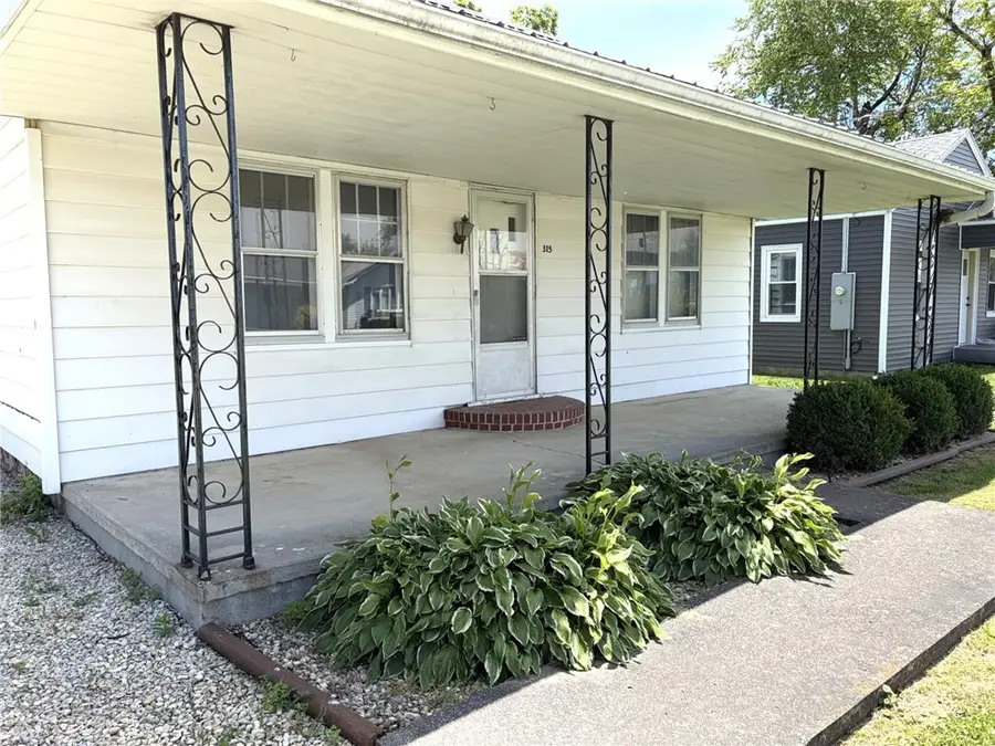 315 W Kagay Avenue, Effingham, IL 62401 - #3