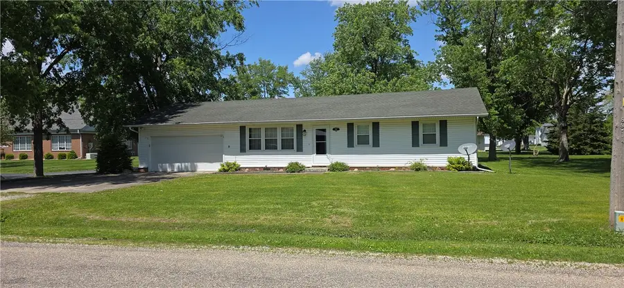 104 E Harrison Street, Sigel, IL 62462 - #2