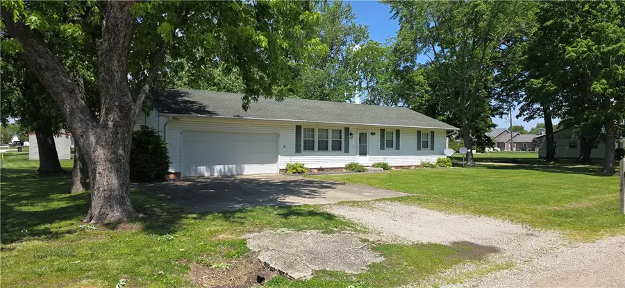 104 E Harrison Street, Sigel, IL 62462 - #3