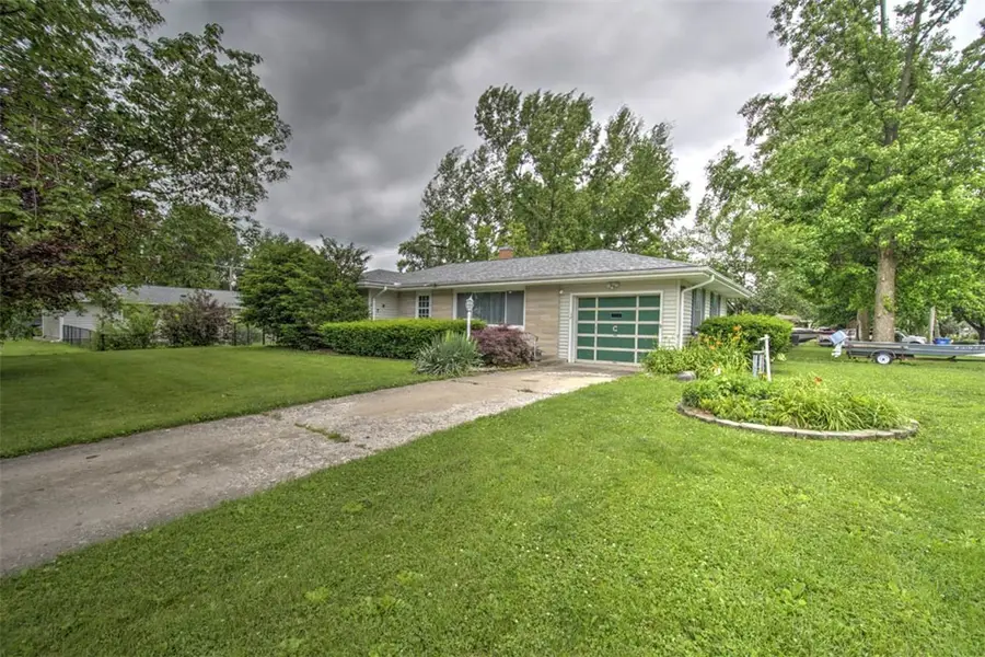 402 E Seiberling Street, Blue Mound, IL 62513 - #2