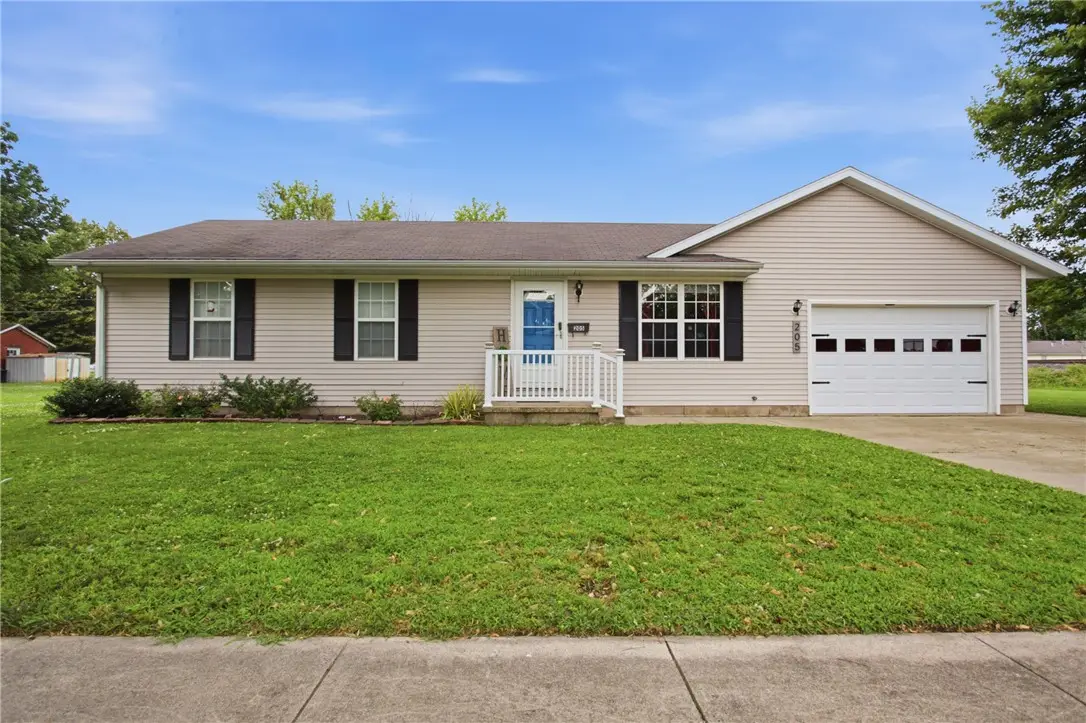 205 N Saint Clair Street, Altamont, IL 62411 - #1