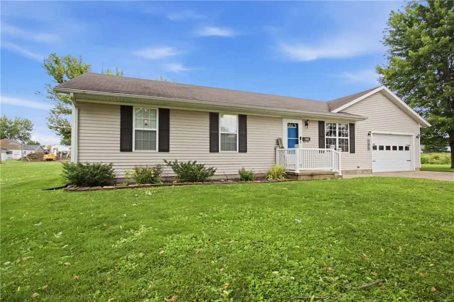 205 N Saint Clair Street, Altamont, IL 62411 - #3
