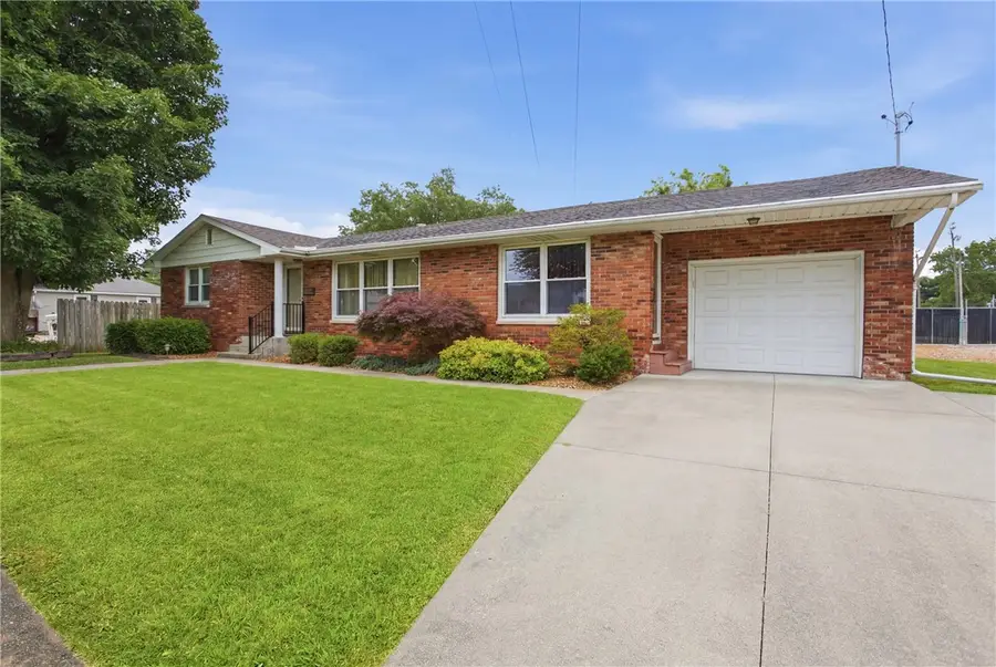 909 W Richland Avenue, Effingham, IL 62401 - #2