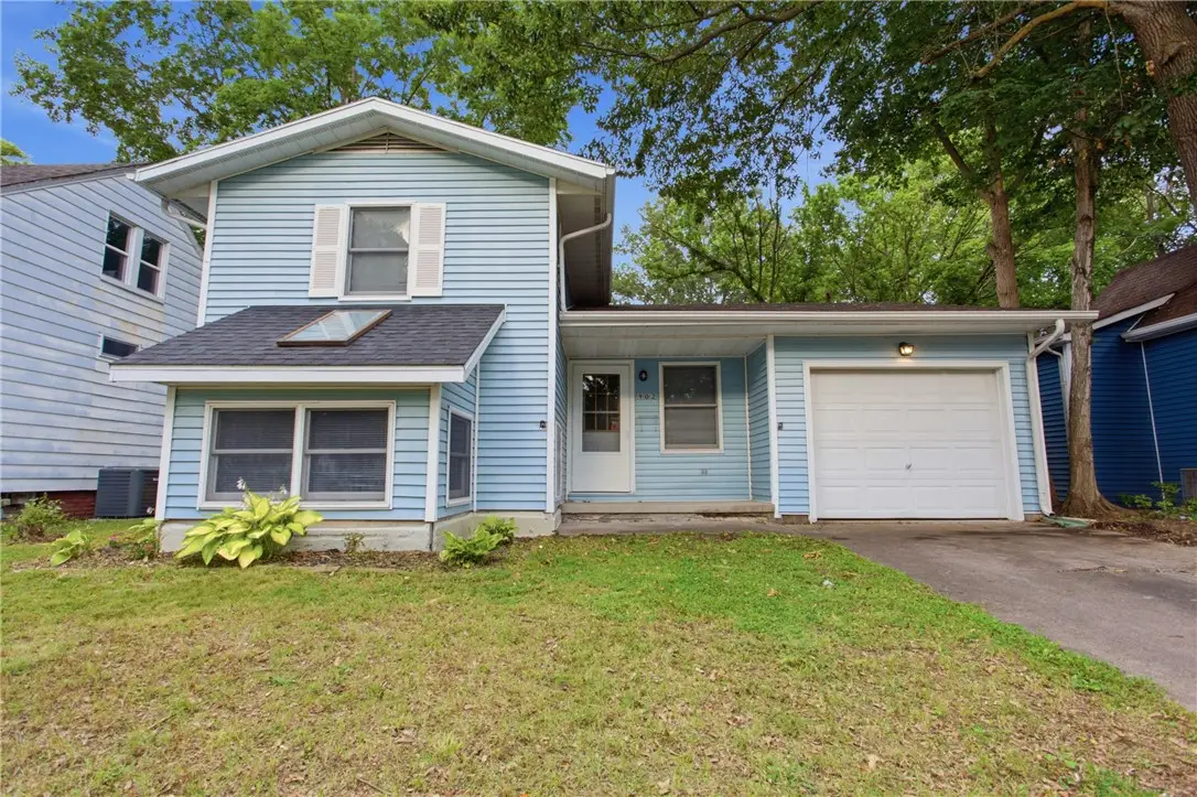 902 S 4th Street, Effingham, IL 62401 - #1