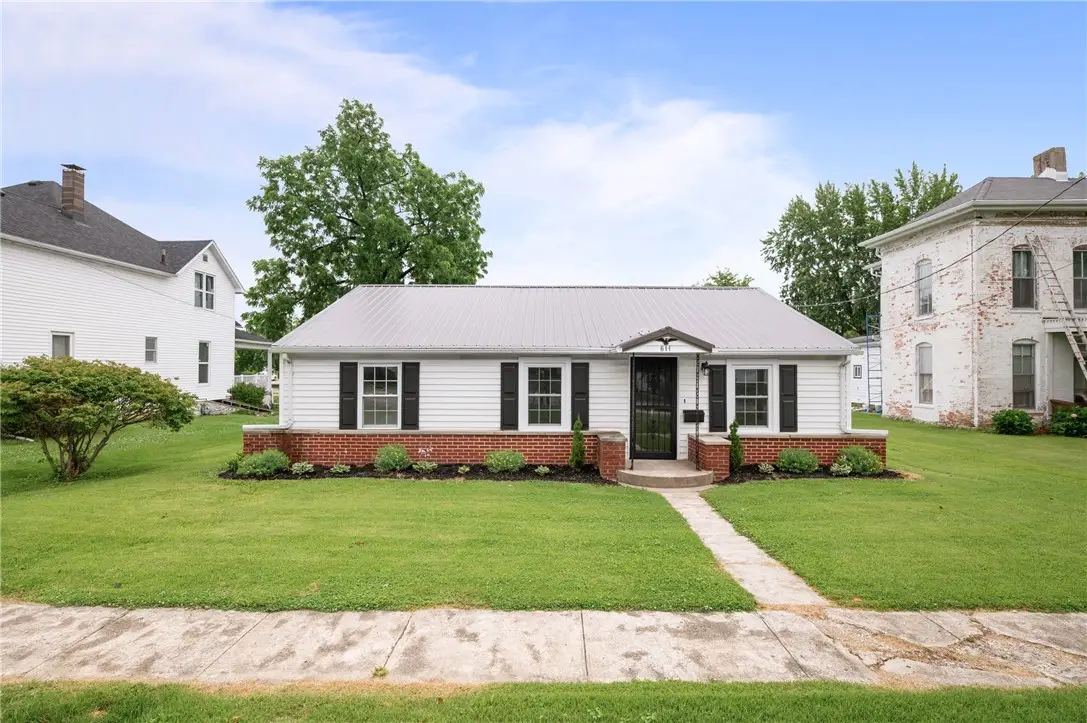 611 S 6th Street, Marshall, IL 62441 - #1