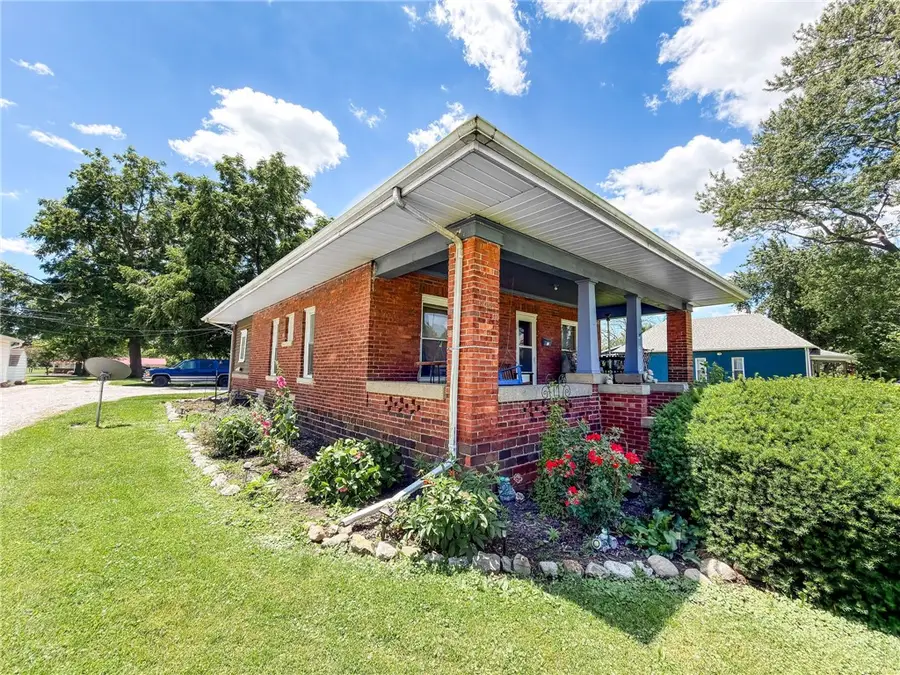 611 E Jackson Avenue, Chrisman, IL 61924 - #2
