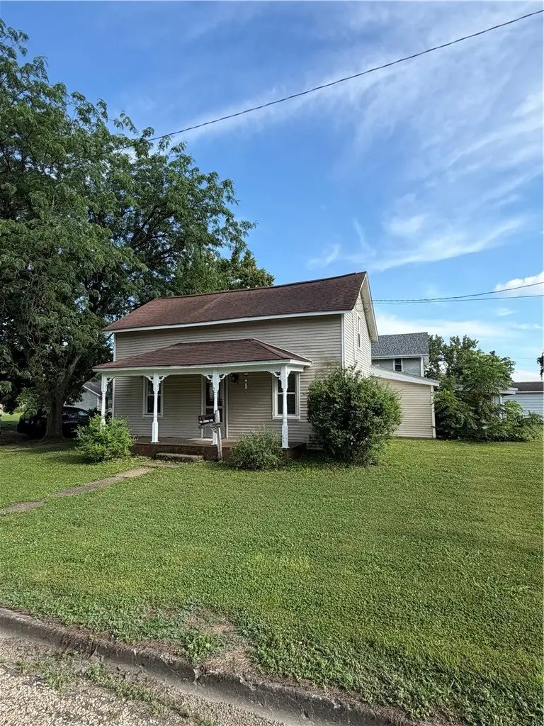 8 E Madison Avenue, Altamont, IL 62411 - #1