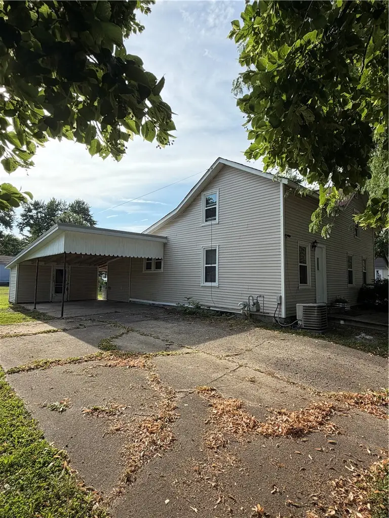 8 E Madison Avenue, Altamont, IL 62411 - #2