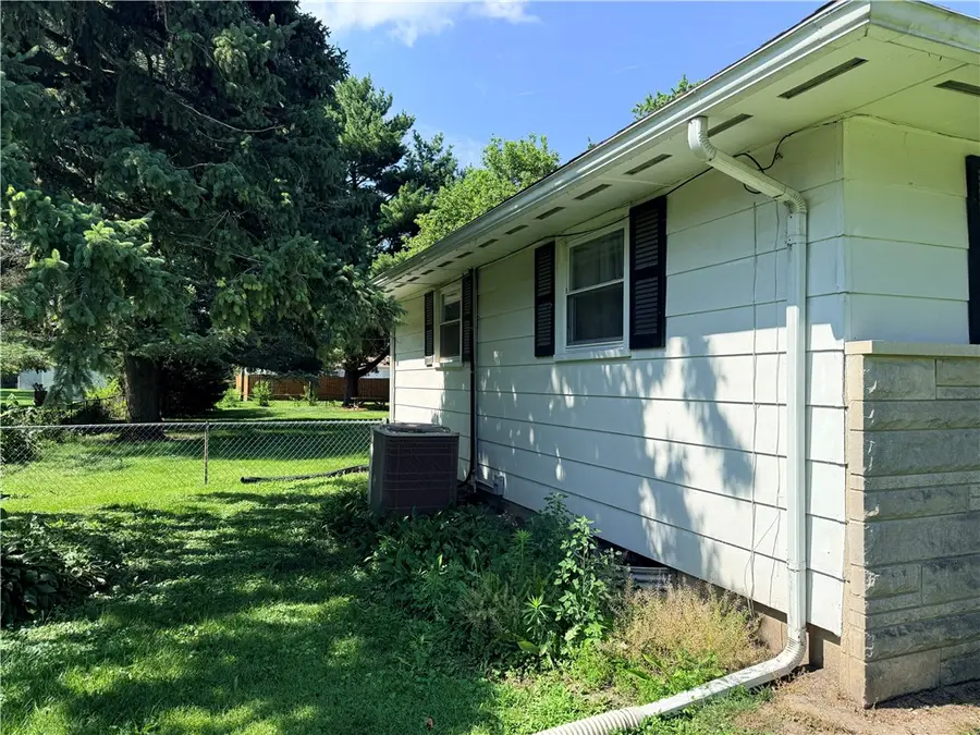 879 E Honeywell Avenue, Hoopeston, IL 60942 - #2
