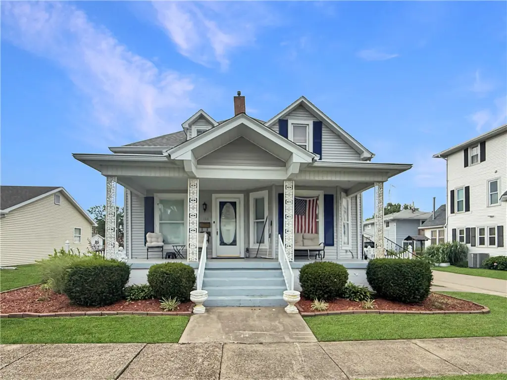 104 E Adams Avenue, Casey, IL 62420 - #1