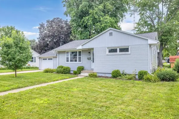 17 Parkway Drive, Sullivan, IL 61951