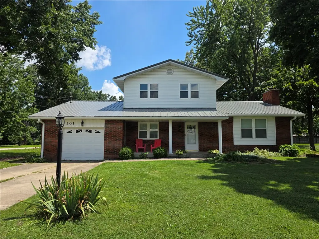 301 W Hawthorne Drive, Effingham, IL 62401 - #1