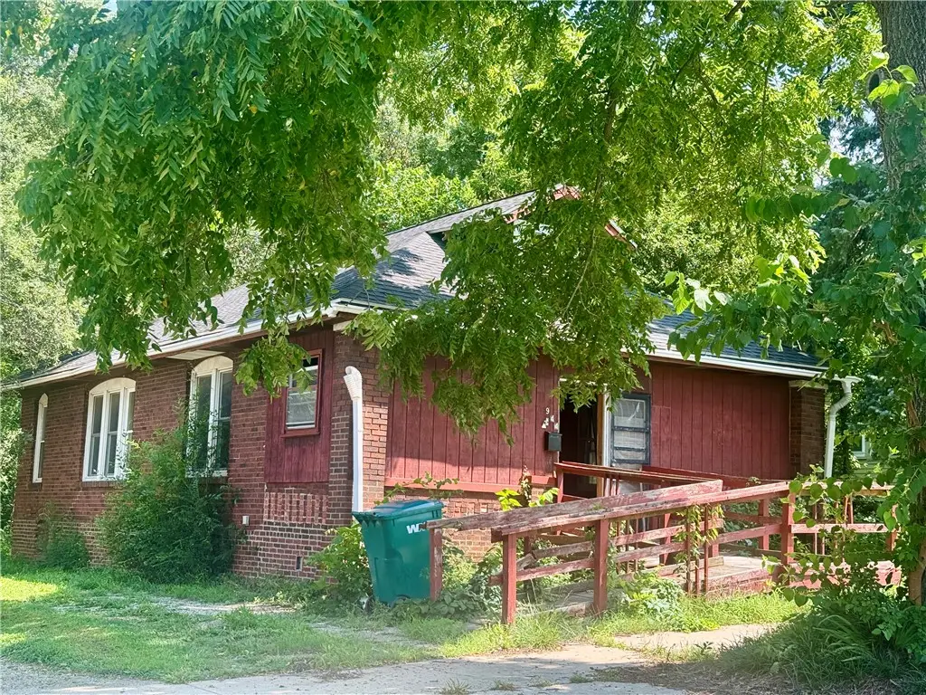 944 E Johns Avenue, Decatur, IL 62521 - #1