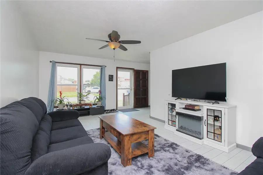 102 W Adams Street, Toledo, IL 62468 - #2