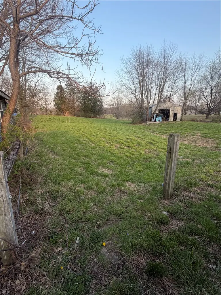 105 S Roosevelt Street, Oblong, IL 62449 - #3