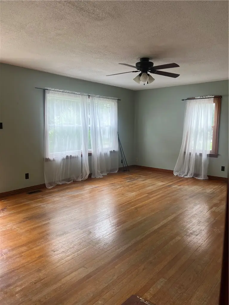414 Sutherland Avenue, Paris, IL 61944 - #3