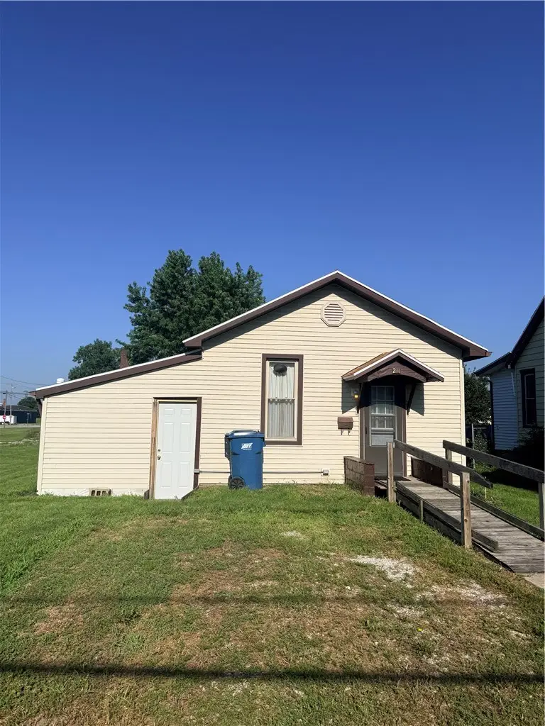 211 3rd Street, Hoopeston, IL 60942 - #1