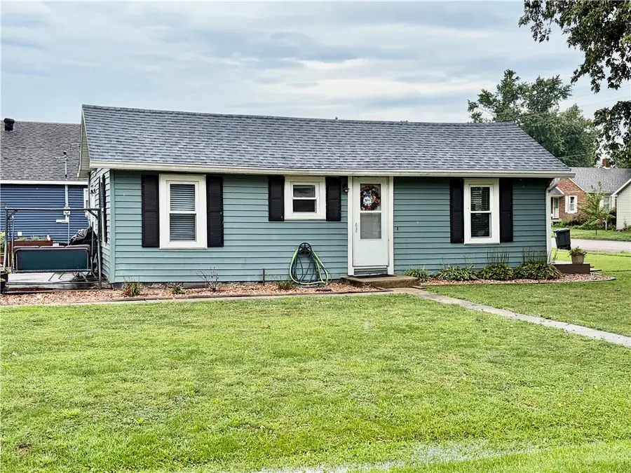 311 N Edwards Street, Altamont, IL 62411 - #2
