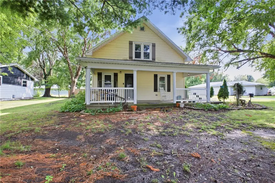 9 E Cedar Street, Ashmore, IL 61912 - #2