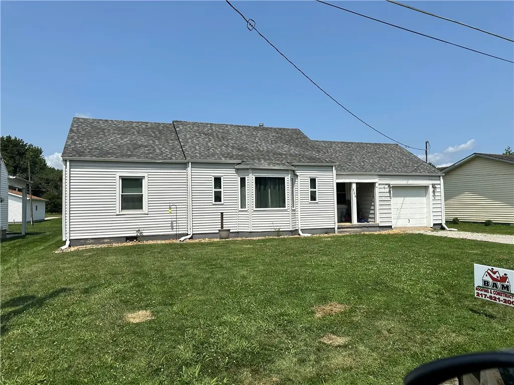 506 E Adams Avenue, Casey, IL 62420 - #1