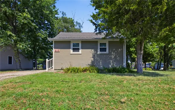 217 W Vine Avenue, Charleston, IL 61920