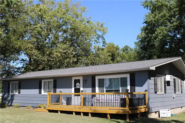 224 E Benton Street, Tower Hill, IL 62571
