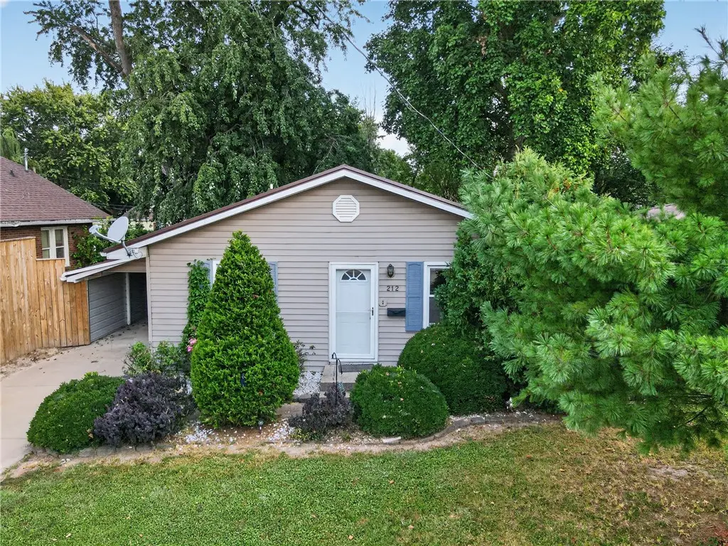212 W Douglas Avenue, Effingham, IL 62401 - #1