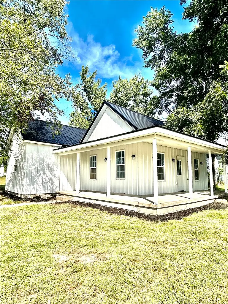 714 S 6th Street, Marshall, IL 62441 - #1