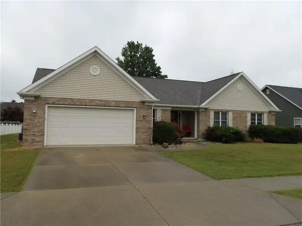 15 Ridgefield Lane, Charleston, IL 61920