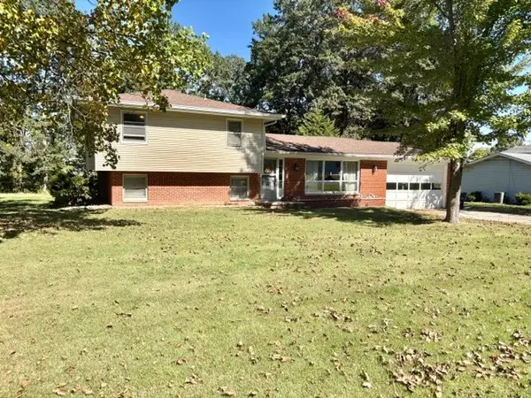 104 W Hawthorne Drive, Effingham, IL 62401