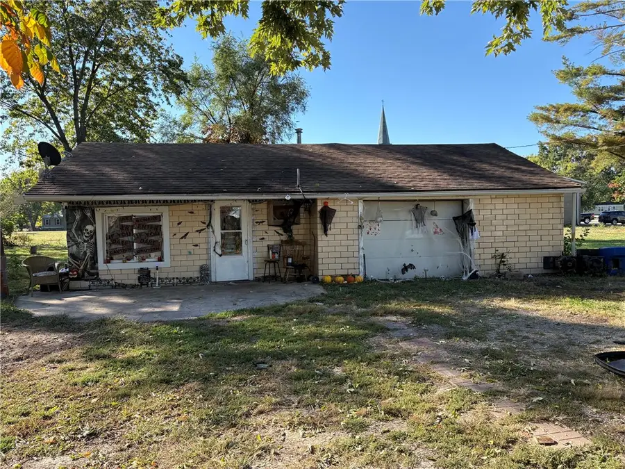 207 W North Street, Shumway, IL 62461 - #3