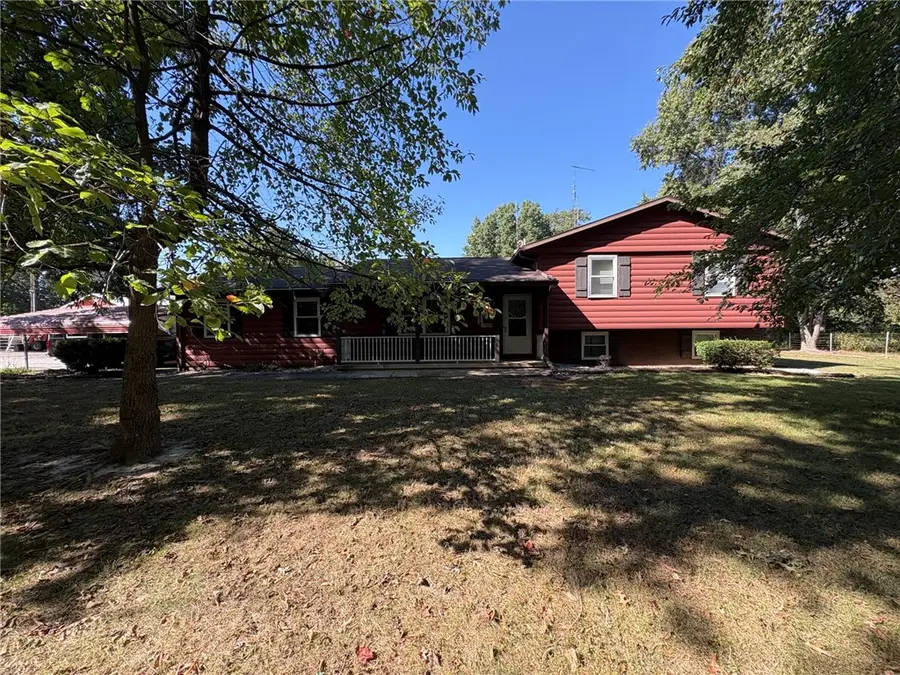 811 N Ash Street, Saint Elmo, IL 62458 - #2
