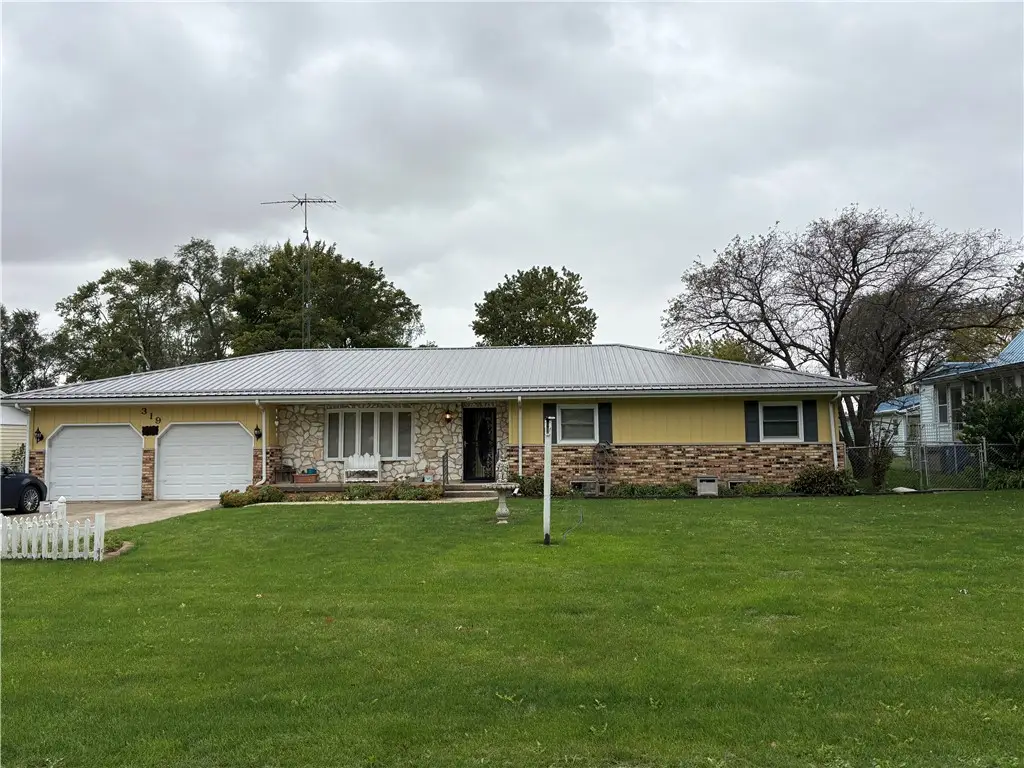 319 N Ninth Avenue, Hoopeston, IL 60942 - #1