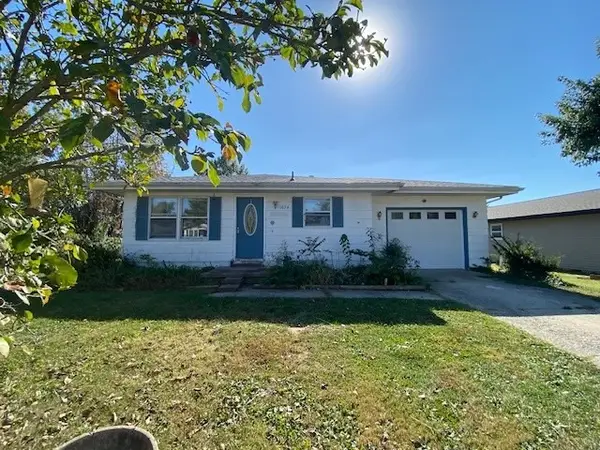 1034 Oxford Court, Charleston, IL 61920