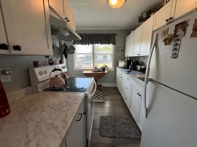 3304 Iowa Ave, Connersville, IN 47331 - #3