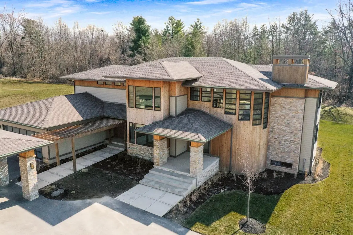 885 N 100 W, Valparaiso, IN 46385 - Image #1