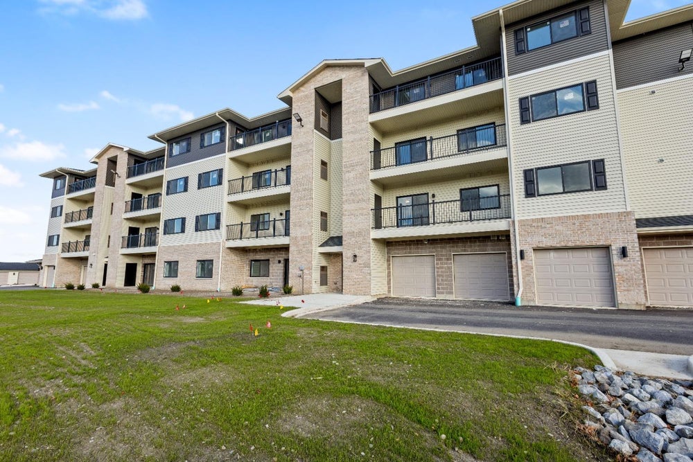 2034 W 75th Place 28, Merrillville, IN 46410 BHGRE