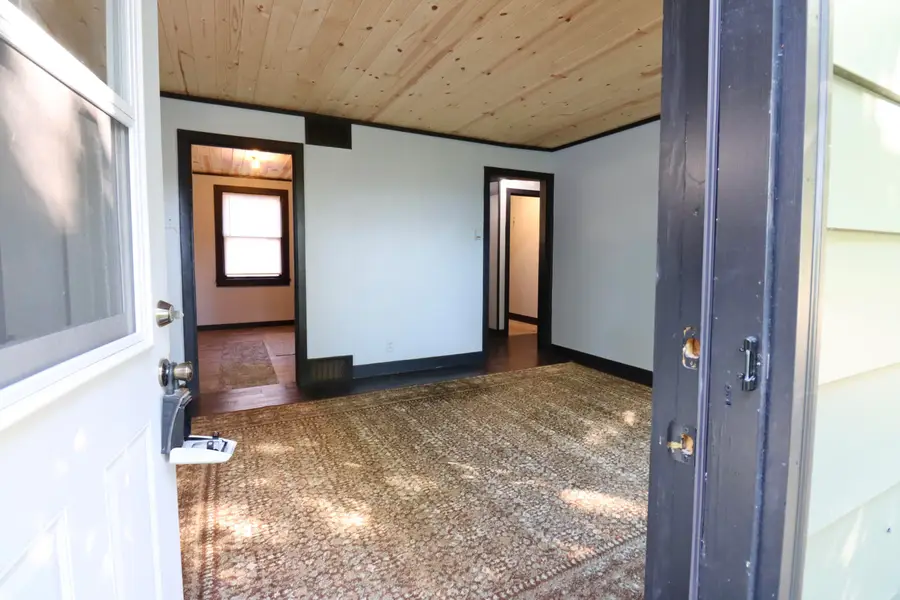 826 Kingsporte Avenue, La Porte, IN 46350 - Image #2