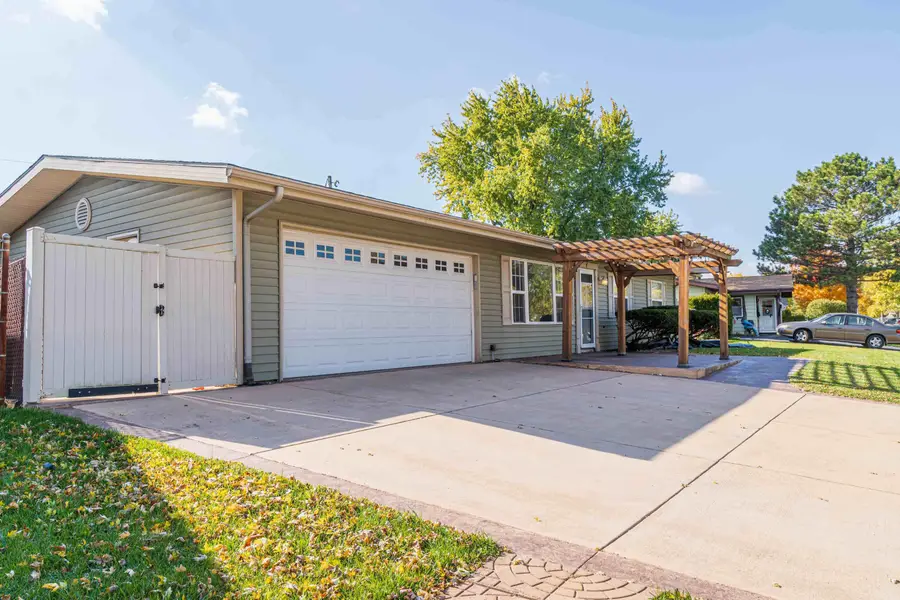 384 Sandalwood Drive, Valparaiso, IN 46385 - Image #2