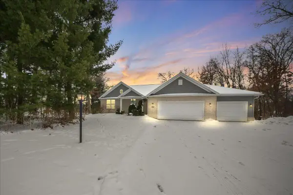 430 Oak Breeze Drive, Valparaiso, IN 46383