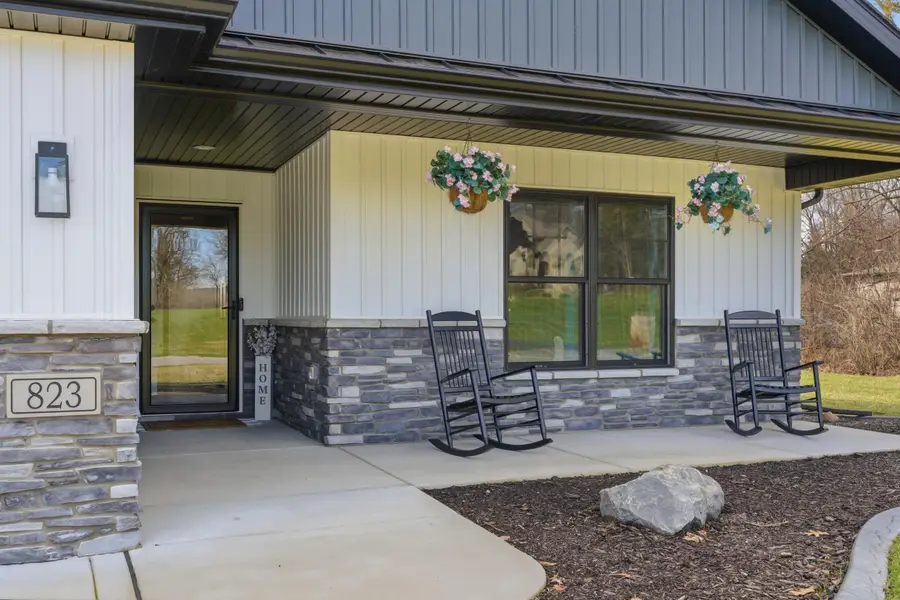 823 11th Street Sw, Demotte, IN 46310 - #3