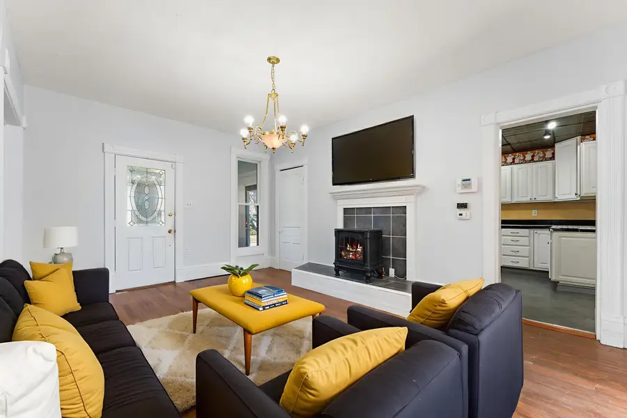 557 W Chicago Street, Valparaiso, IN 46385 - #3