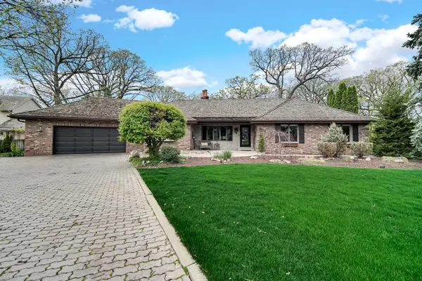 9894 W Oakridge Drive, St. John, IN 46373