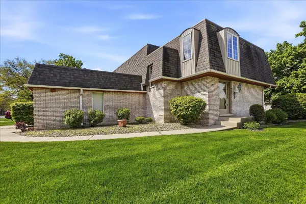 2 Woodhollow Drive, Schererville, IN 46375