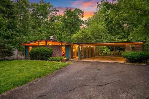 1952 Woodridge Circle, Valparaiso, IN 46383
