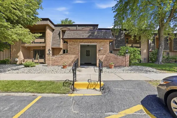 405 Old Stone Road #E4, Munster, IN 46321