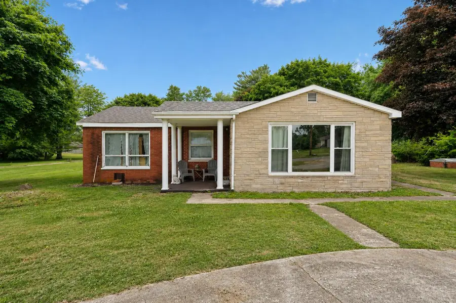 211 S Madison Street, Medaryville, IN 47957 - #2